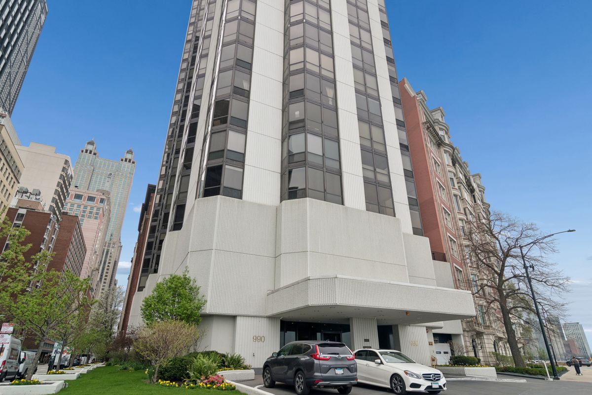 990 LAKE SHORE Drive, Chicago, IL 60611