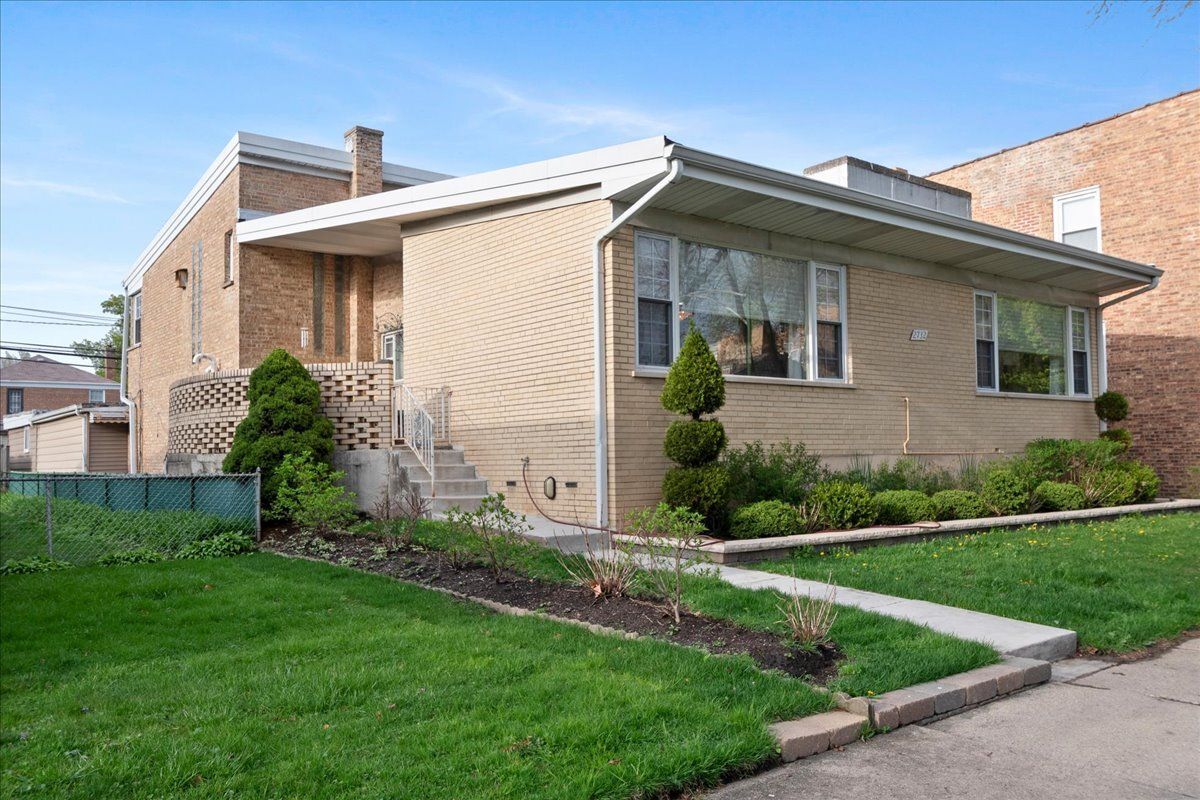 2732 Estes Avenue — Chicago, IL 60645
