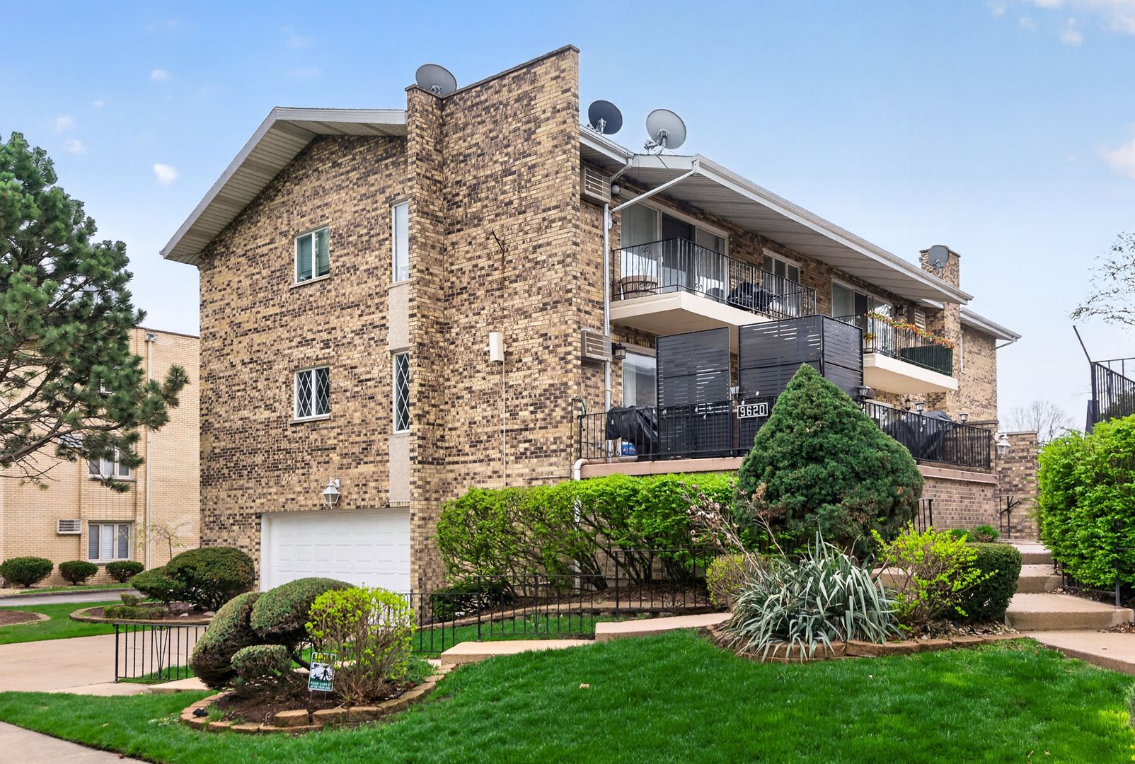 9620 S Kedvale Avenue #101 — Oak Lawn, IL 60453