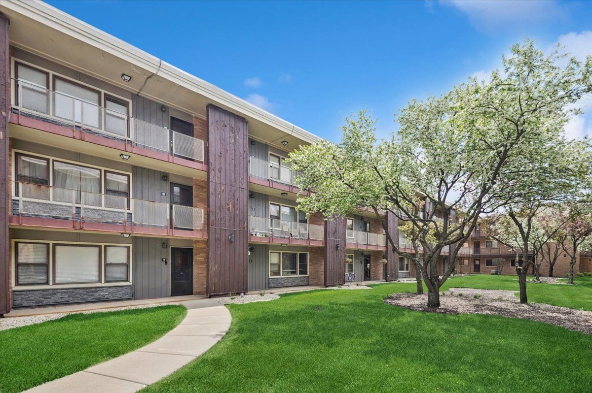 9620 W Higgins Road #2D — Rosemont, IL 60018