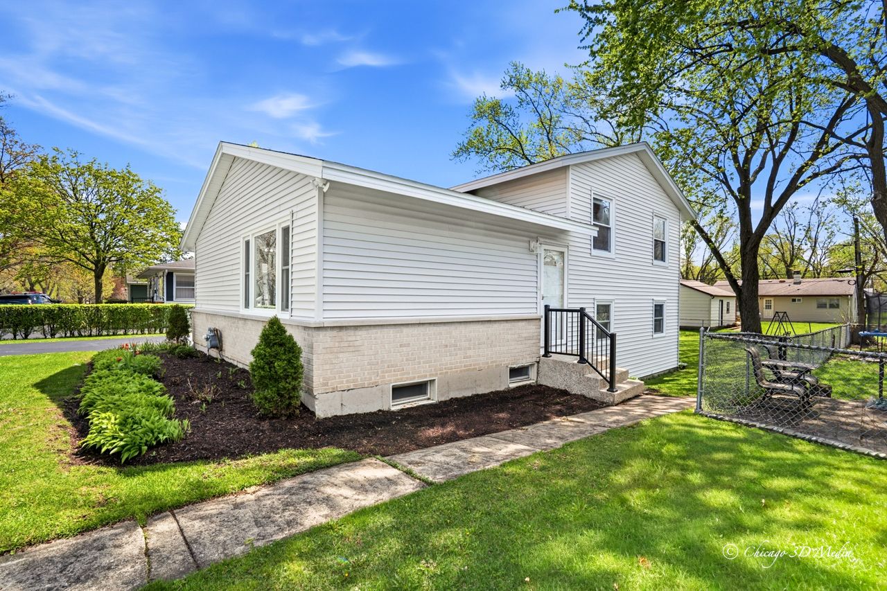 2207 Kirchoff Road — Rolling Meadows, IL 60008