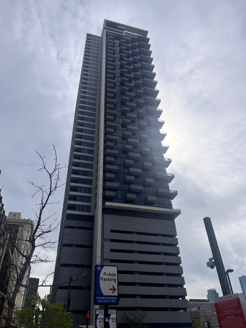 235 W Van Buren Street #2415 — Chicago, IL 60607