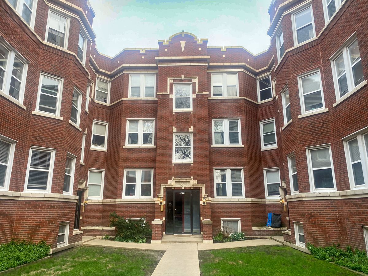 6421 Greenview Avenue, Chicago, IL 60626