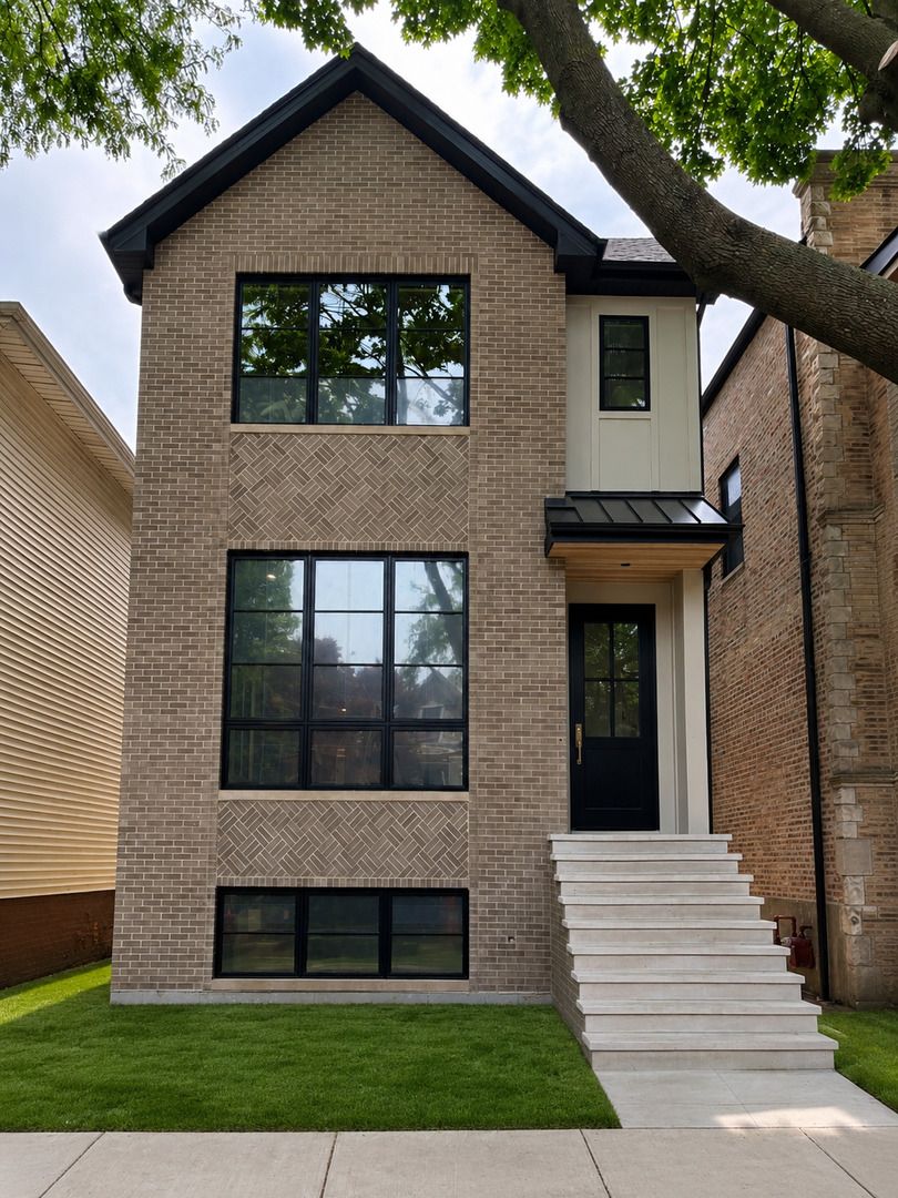 1841 W Newport Avenue — Chicago, IL 60657