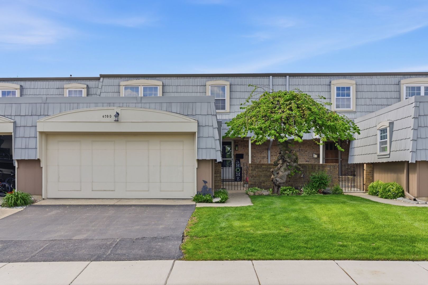 670 Versailles Circle #D — Elk Grove Village, IL 60007