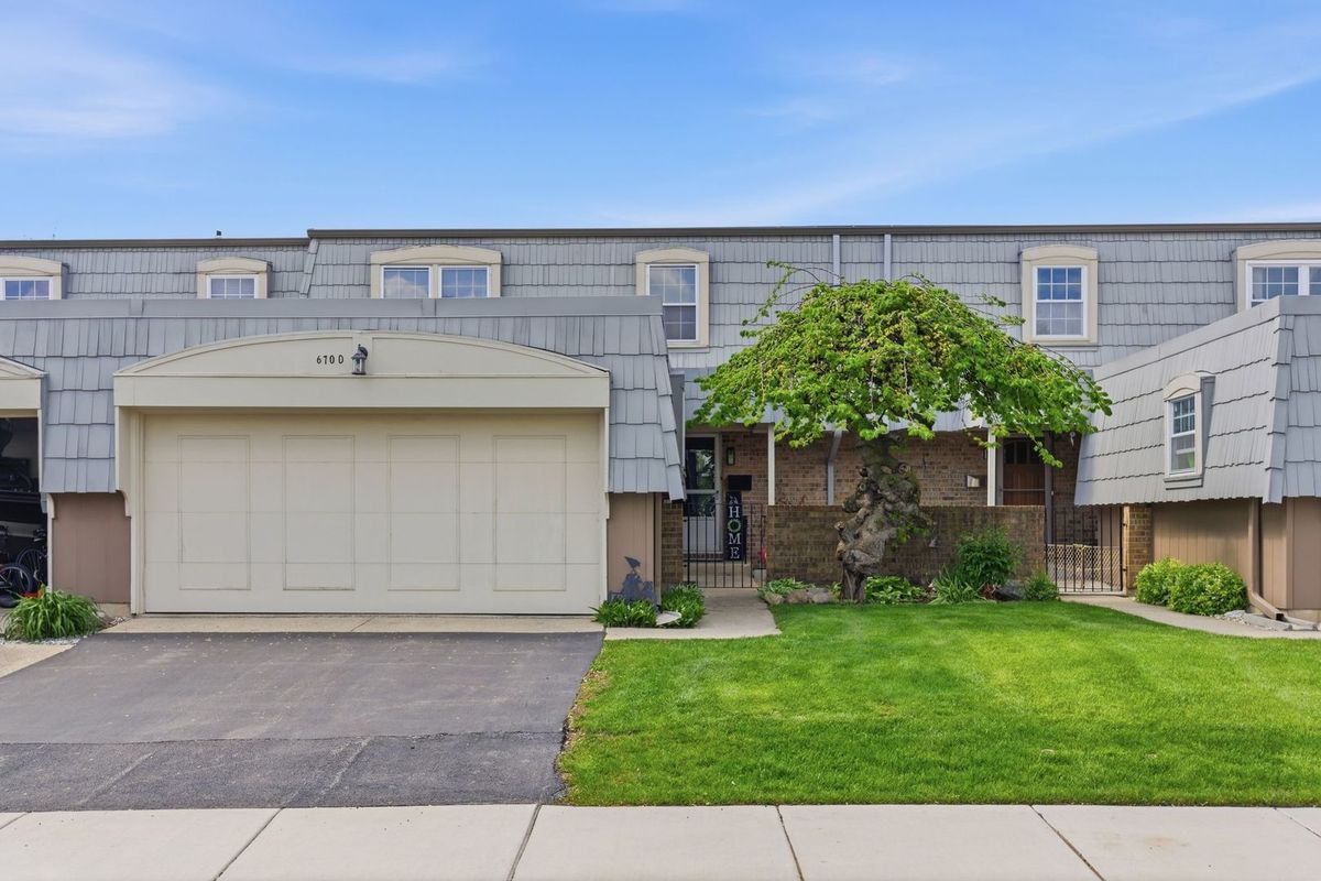 670 Versailles Circle, Elk Grove Village, IL 60007