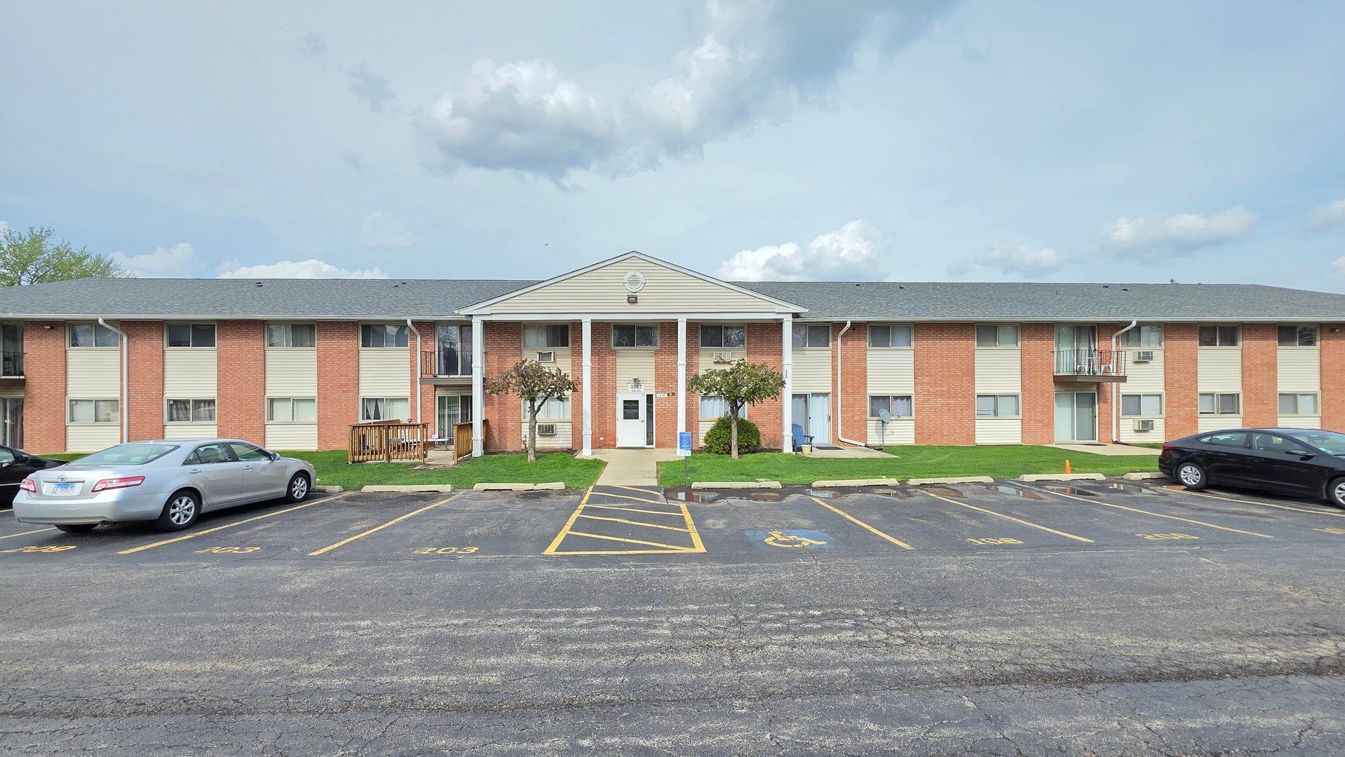 1557 Jill Court #206 — Glendale Heights, IL 60139