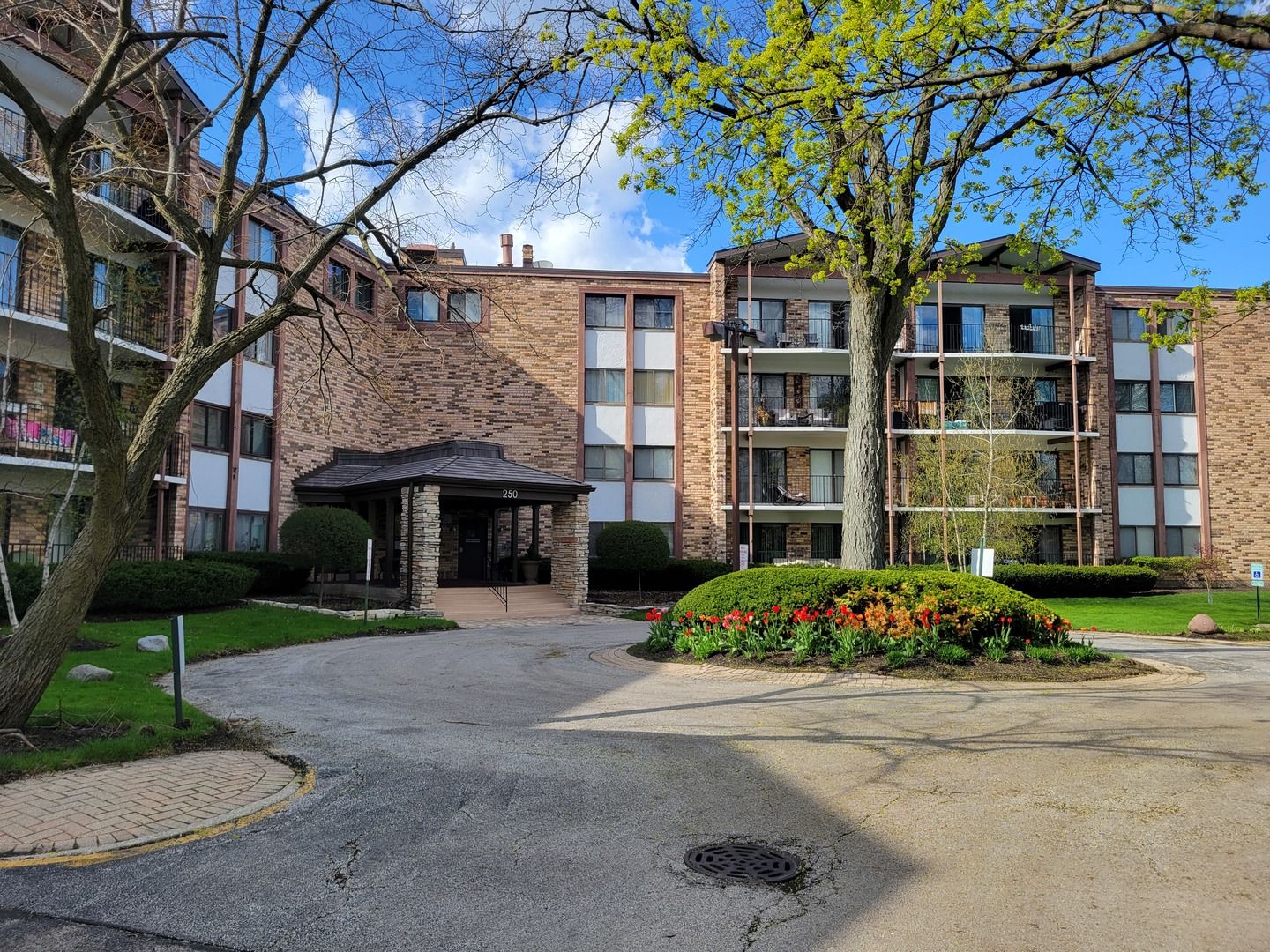 250 W PARLIAMENT Place #307 — Mount Prospect, IL 60056