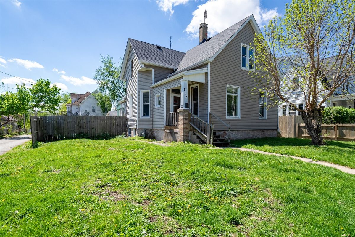 902 Grove Street, Bloomington, IL 61701