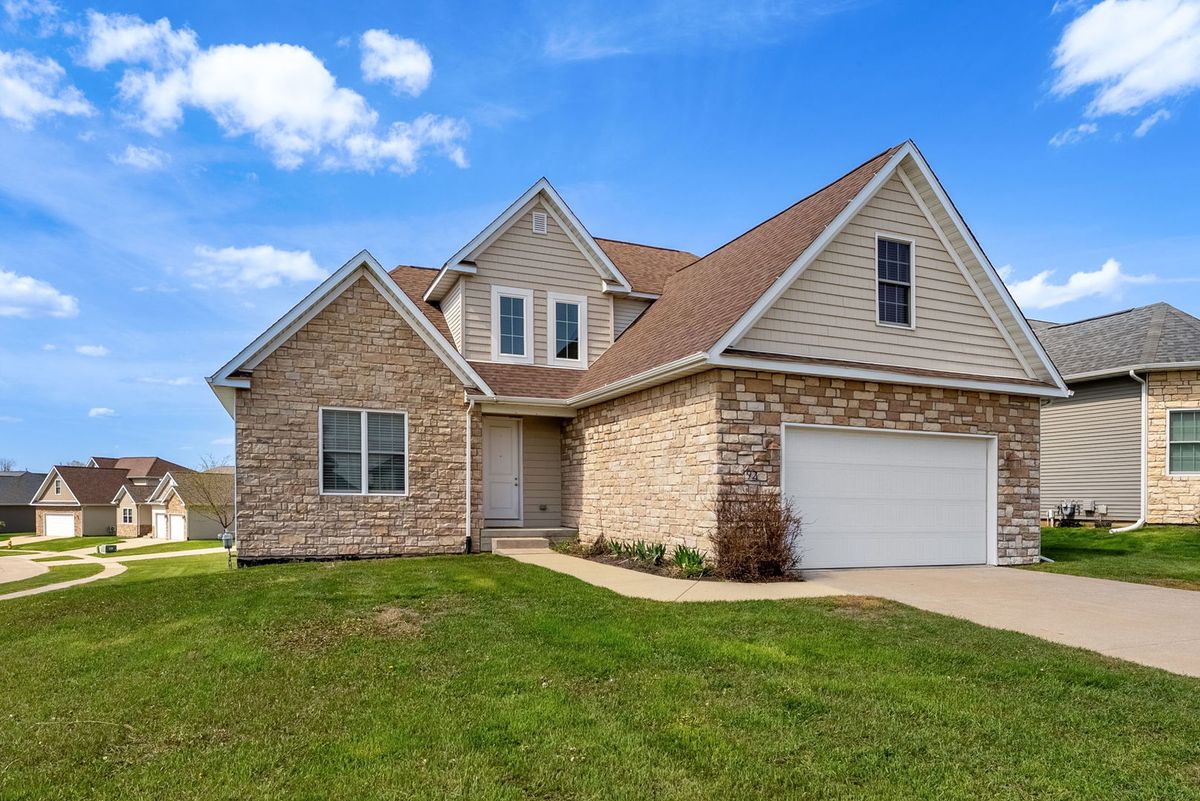 92 Cobblestone Lane, Le Claire, IA 52753