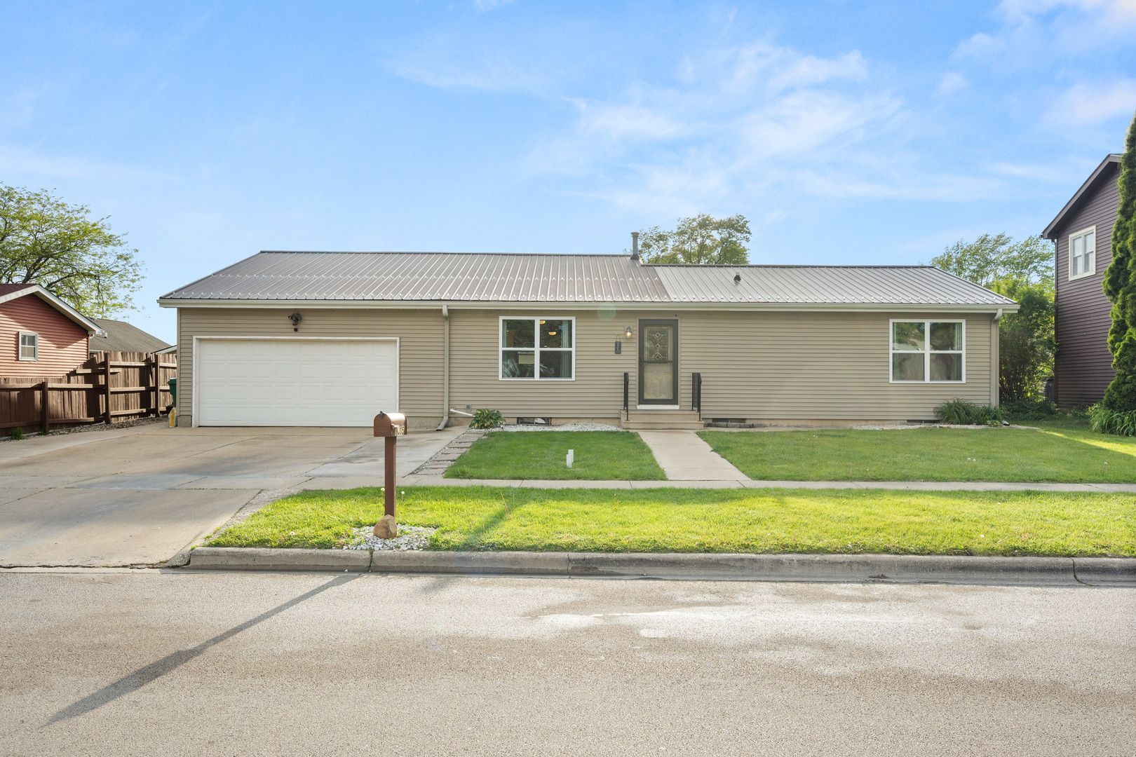 1605 Longwood Drive — Sycamore, IL 60178