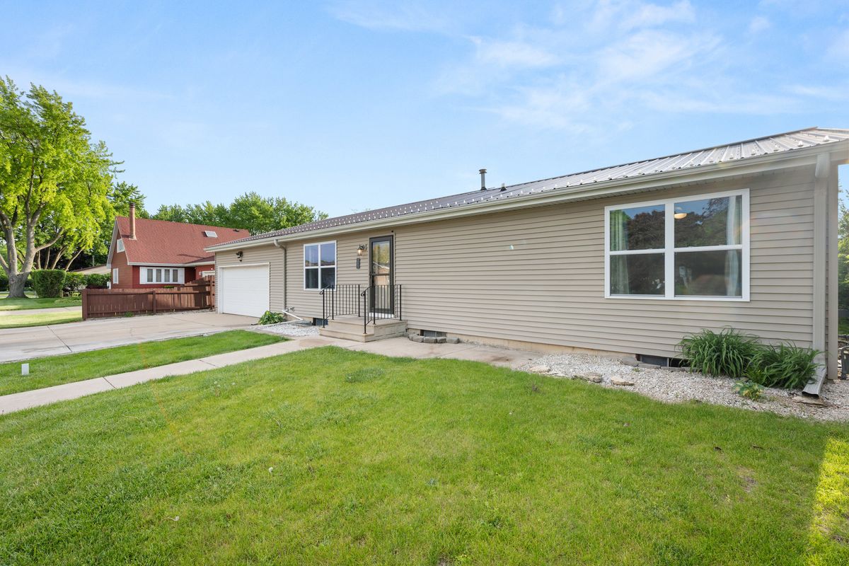 1605 Longwood Drive, Sycamore, IL 60178