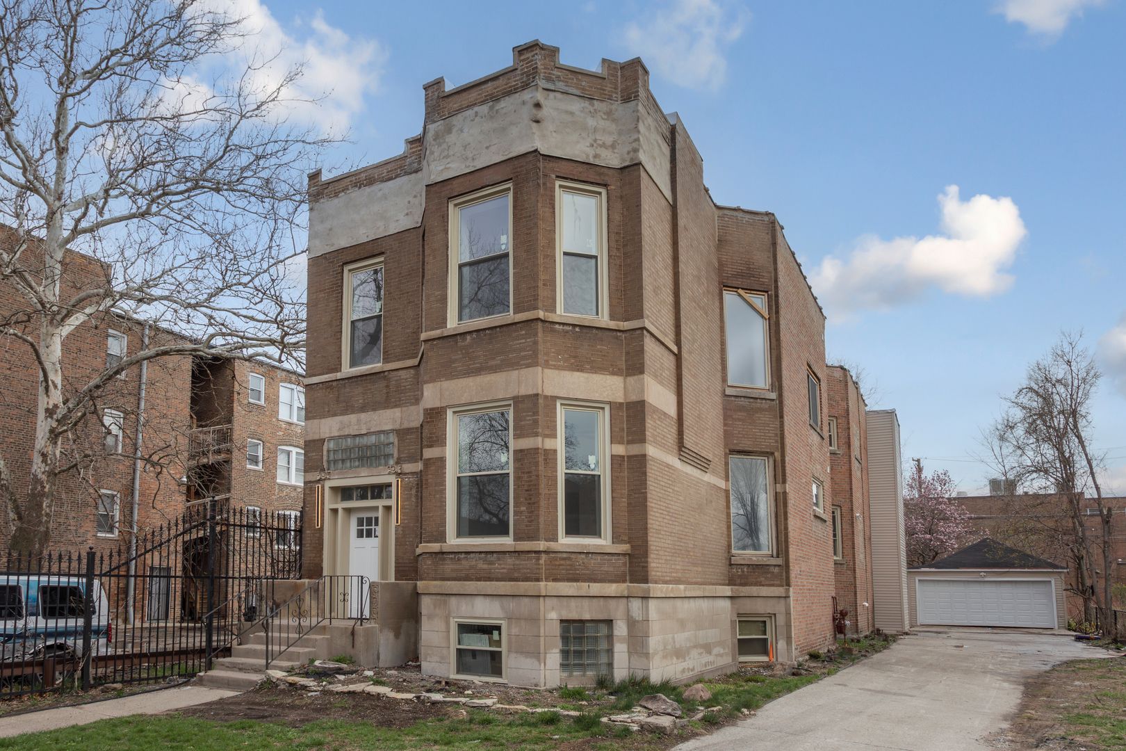 7535 S Coles Avenue — Chicago, IL 60649