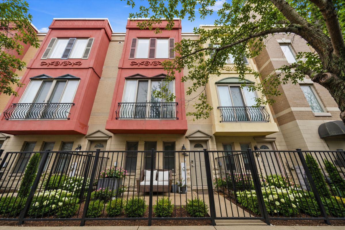 527 Peoria Street, Chicago, IL 60642