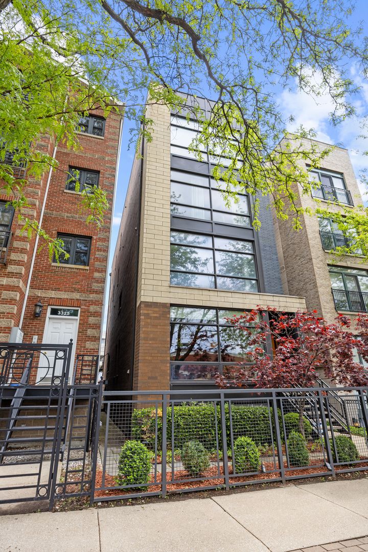 3321 Sheffield Avenue, Chicago, IL 60657