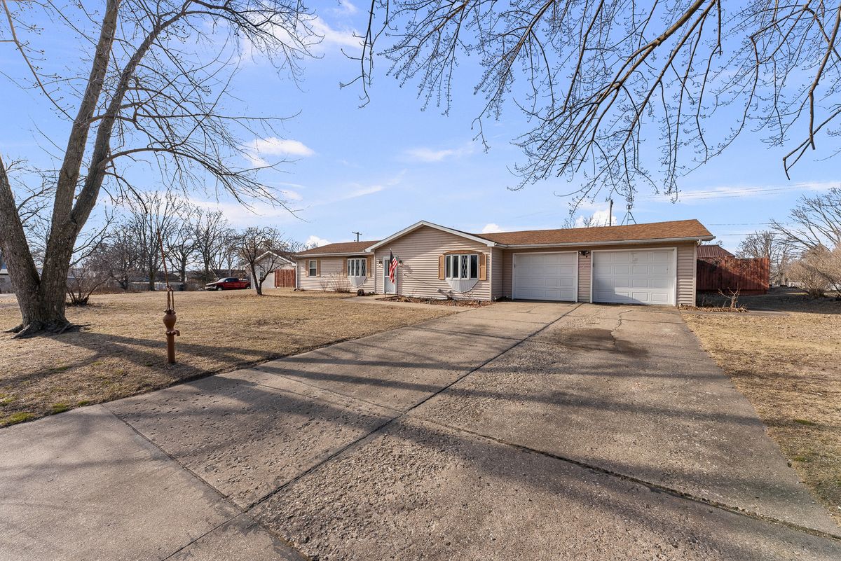 303 Jefferson Street, New Boston, IL 61272