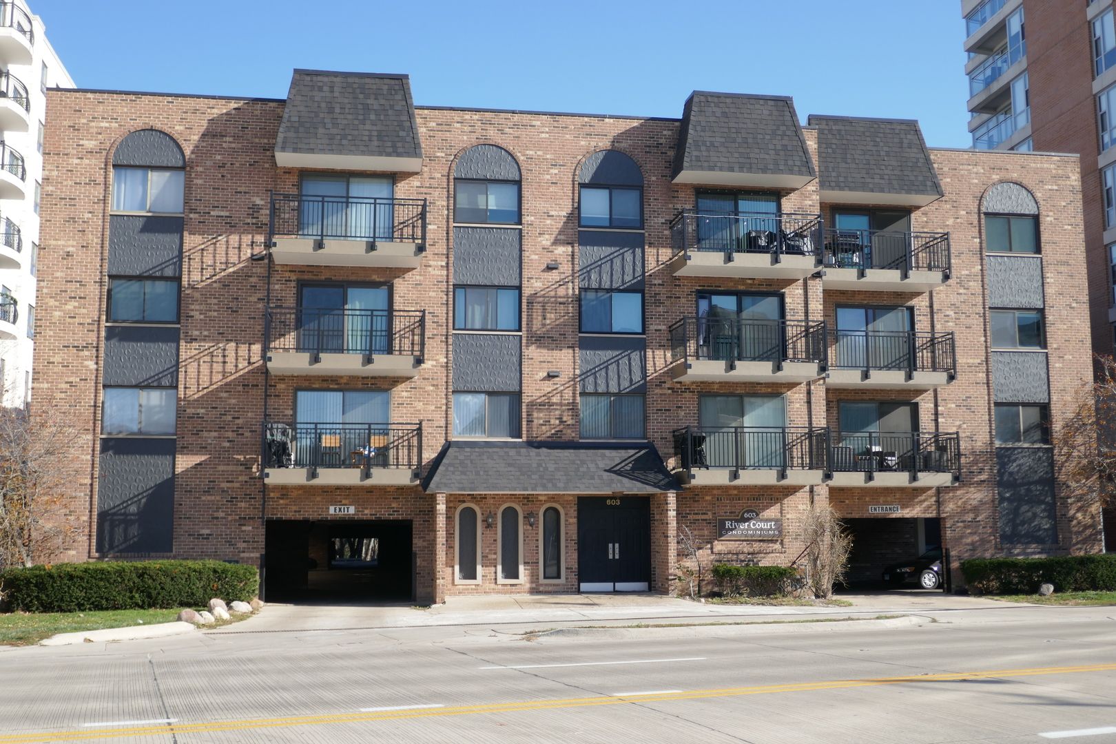 603 S River Road #2M — Des Plaines, IL 60016
