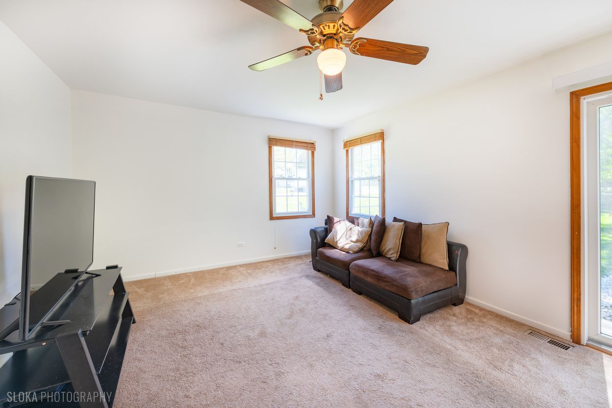1705 Charles Avenue, Algonquin, IL 60102