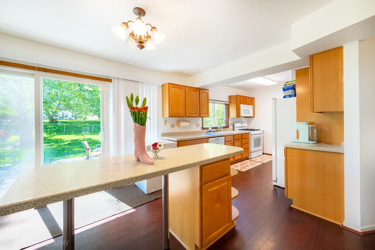 1705 Charles Avenue, Algonquin, IL 60102