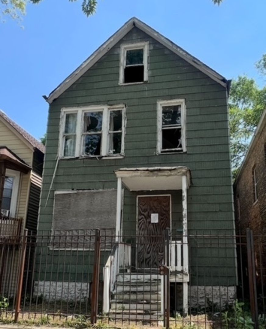 8207 S South Shore Drive — Chicago, IL 60617