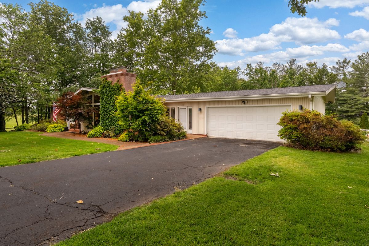 325 Country Club Lane, Harrisburg, IL 62946