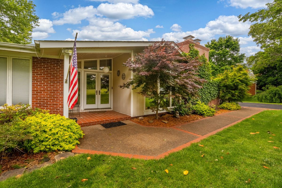 325 Country Club Lane, Harrisburg, IL 62946