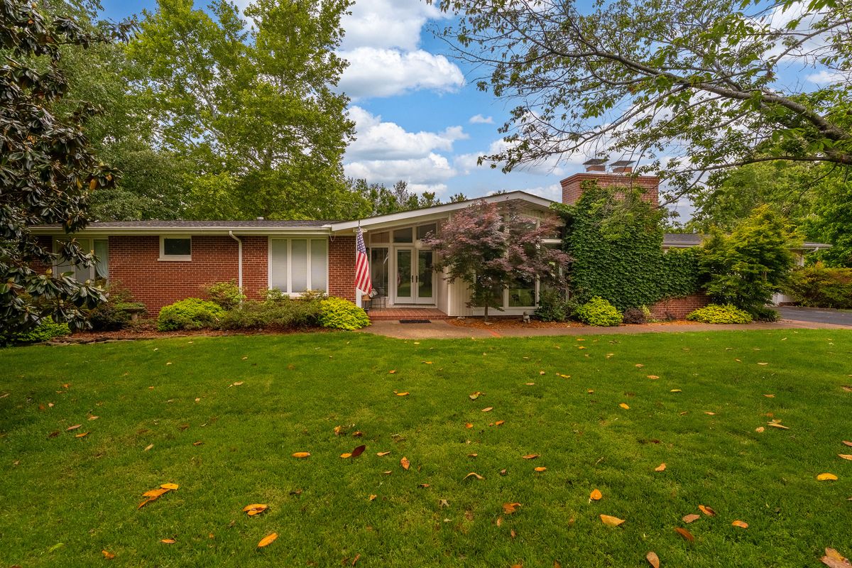 325 Country Club Lane, Harrisburg, IL 62946