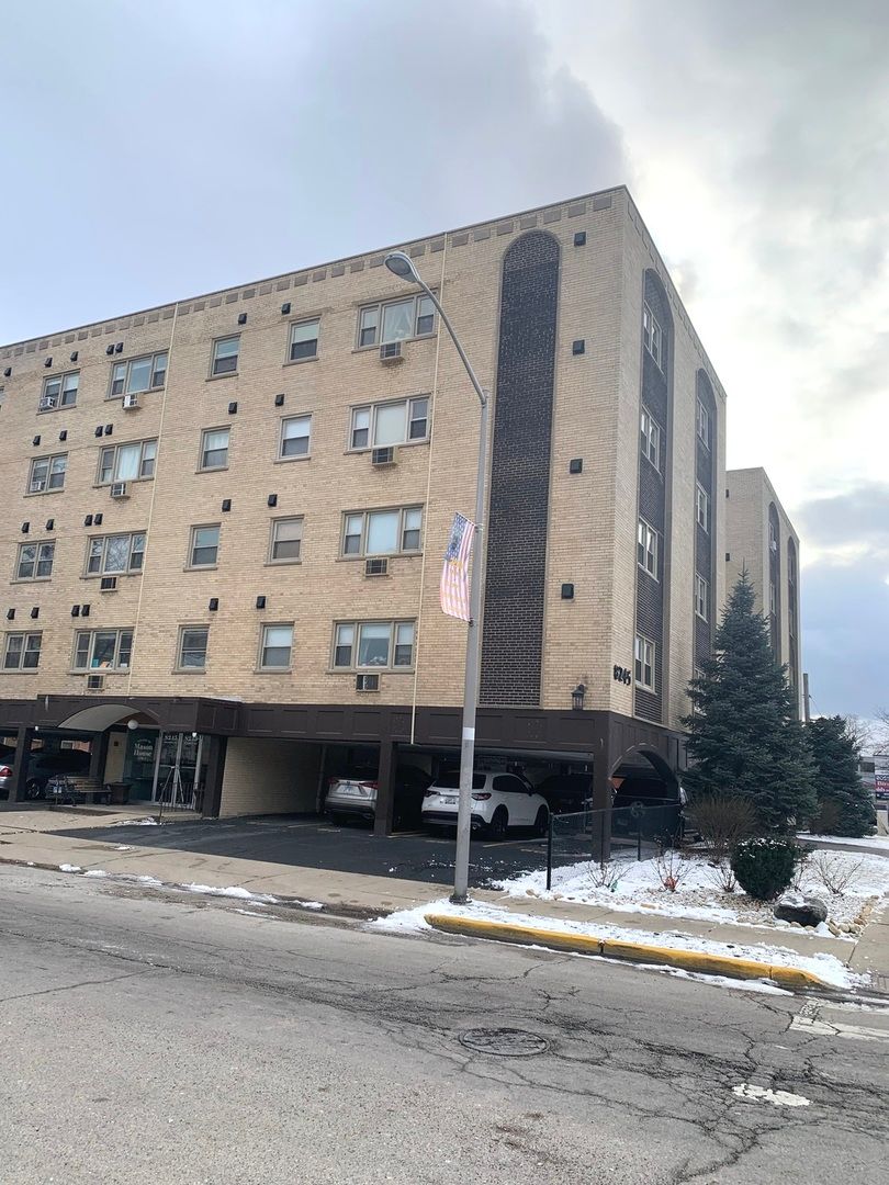 8245 Belmont Avenue #4F — River Grove, IL 60171