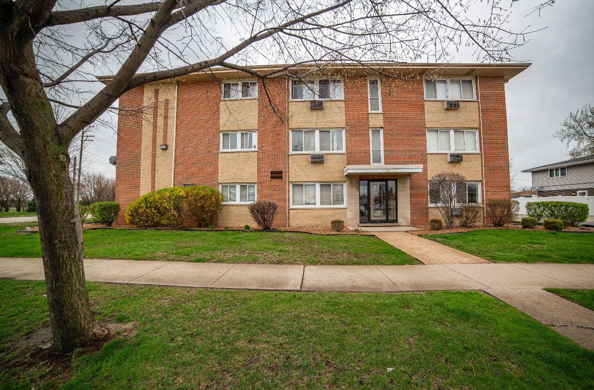 11036 S Kenneth Avenue #1 — Oak Lawn, IL 60453