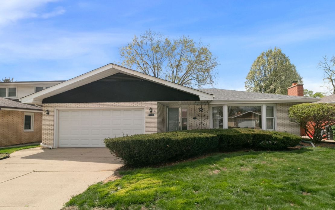 9712 S Kolmar Avenue — Oak Lawn, IL 60453