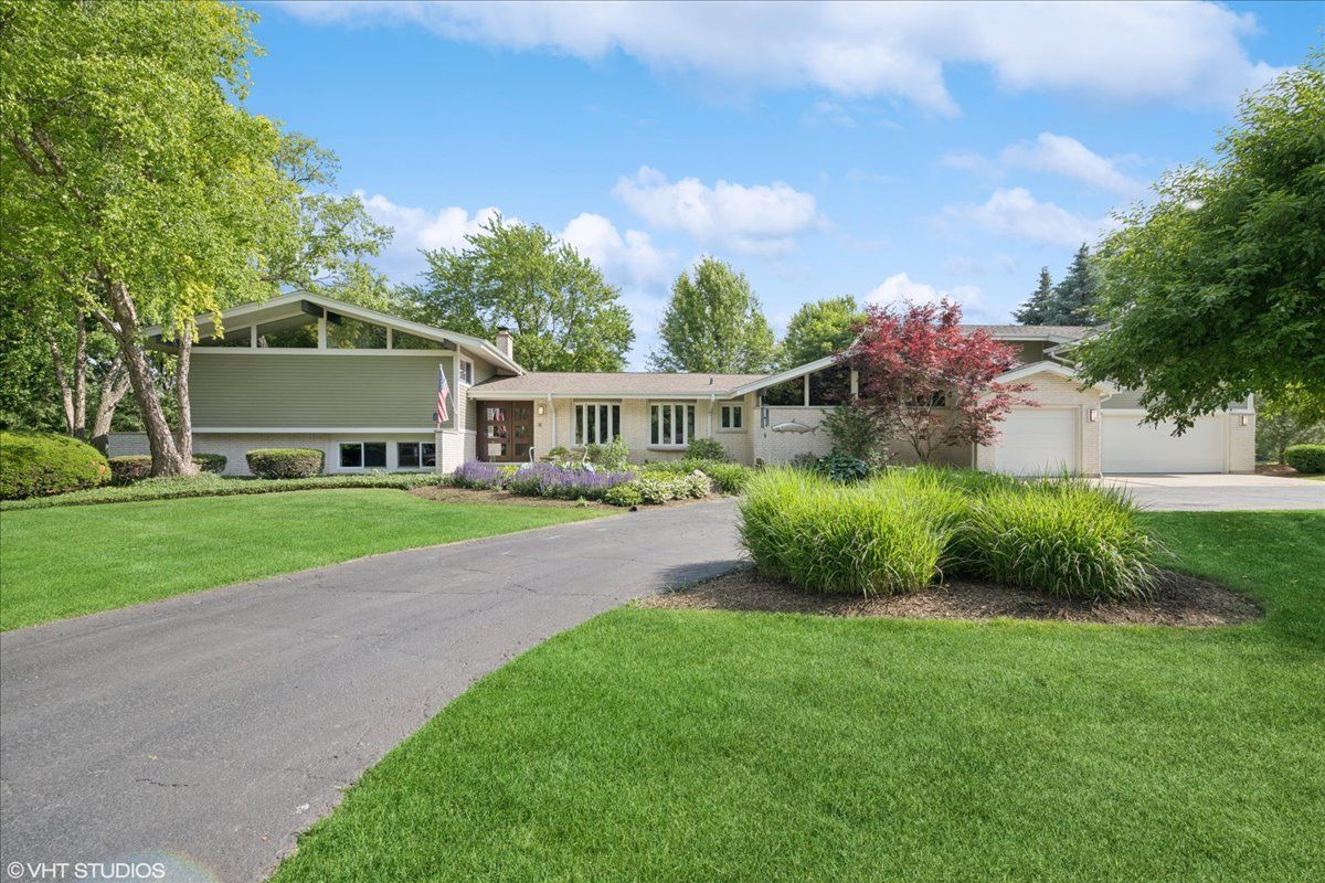 16 Lagoon Drive — Hawthorn Woods, IL 60047