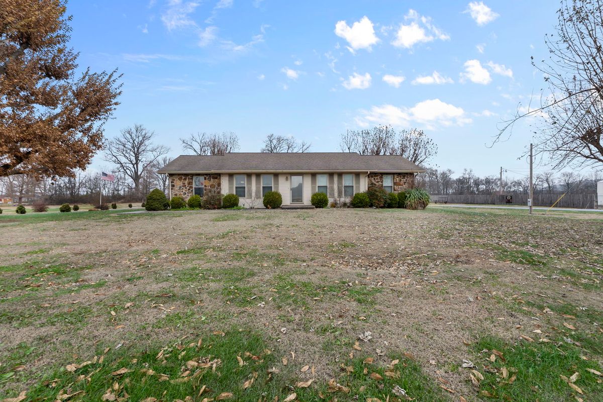 24250 Hanging Rock Road, Mcclure, IL 62957