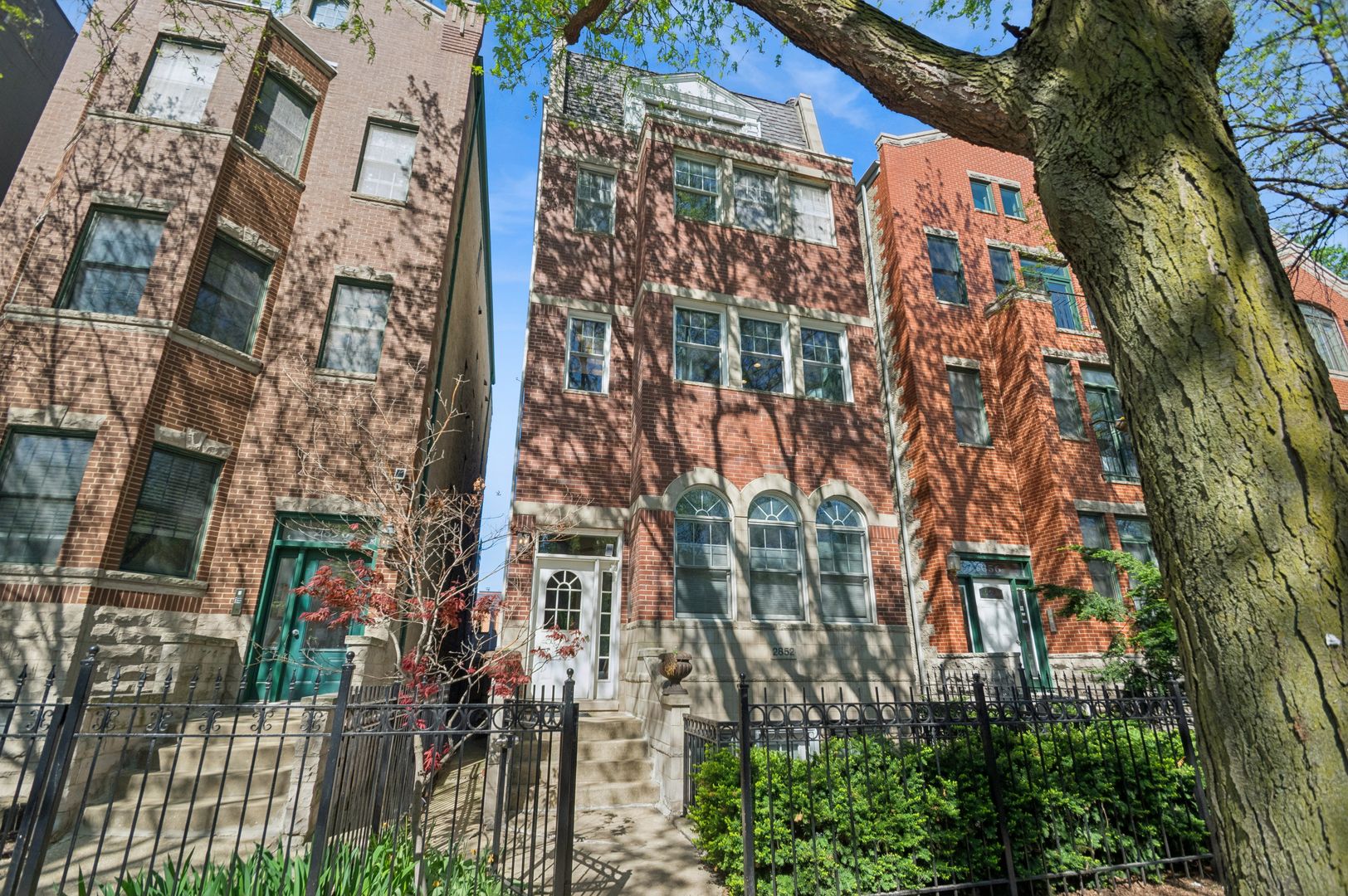 2852 N Damen Avenue #2 — Chicago, IL 60618