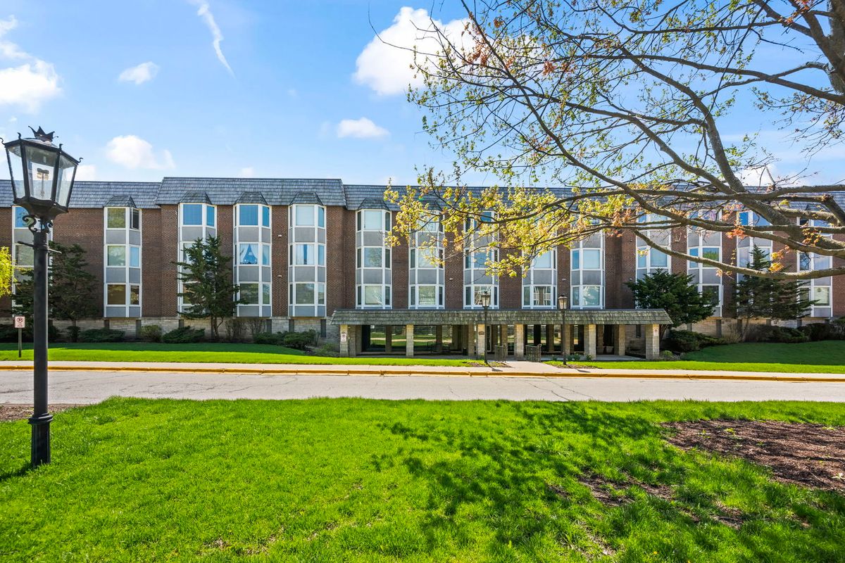 201 Thames Parkway, Park Ridge, IL 60068