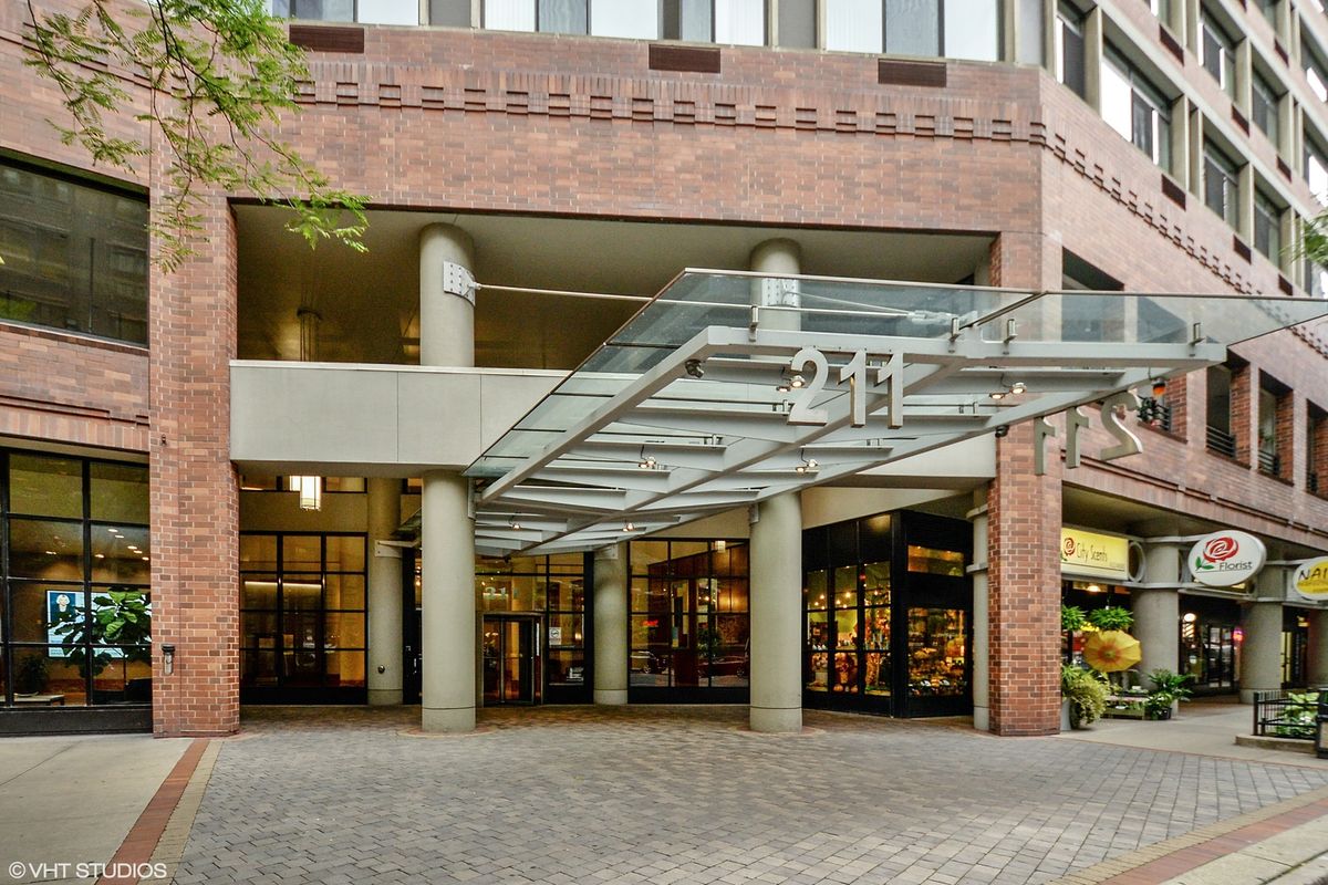 211 Ohio Street, Chicago, IL 60611