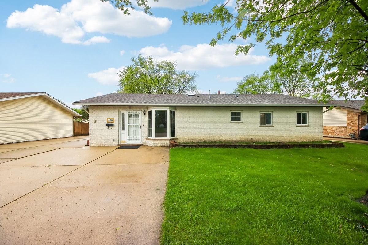 670 Lakeview Lane, Hoffman Estates, IL 60169