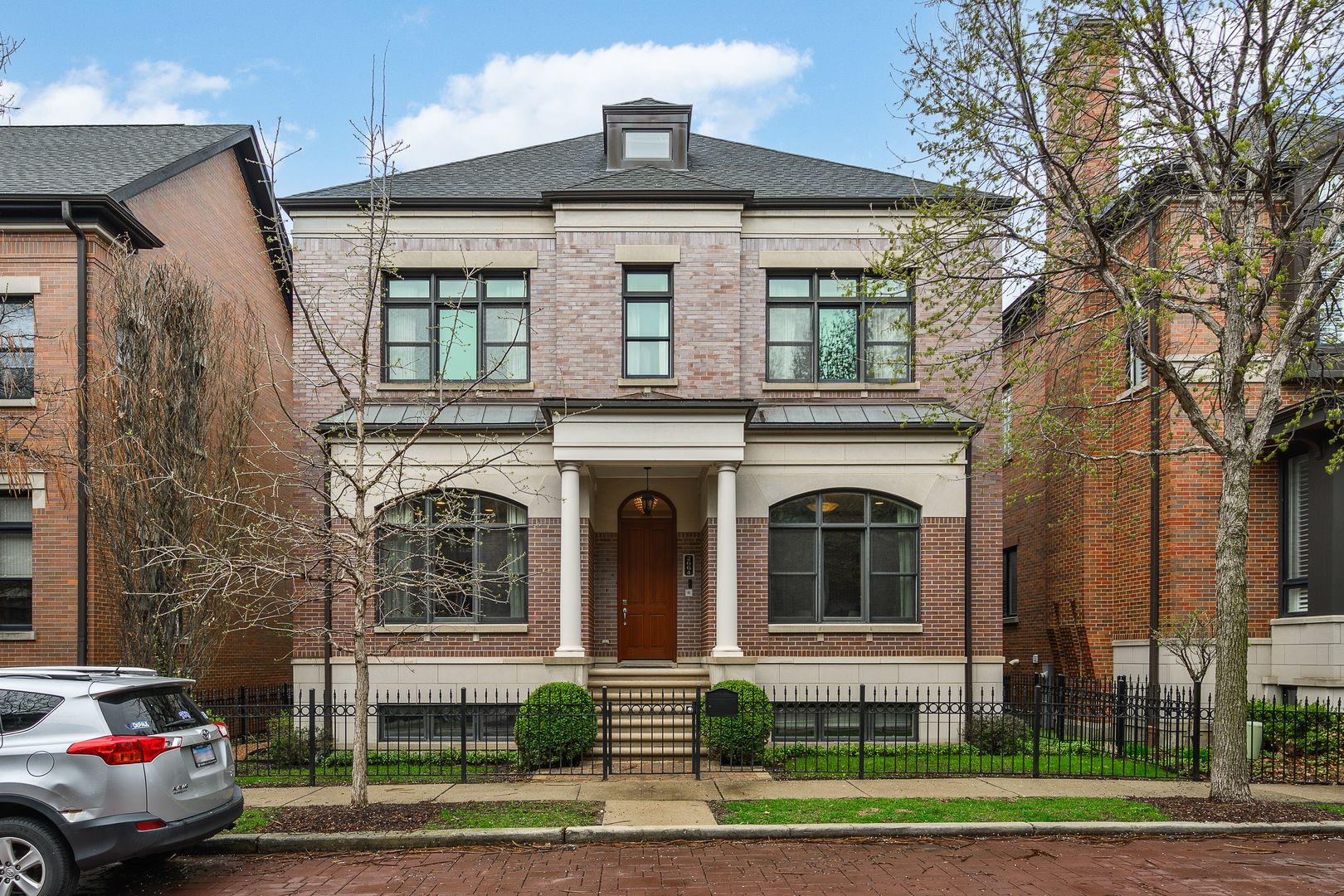 2664 N Hartland Court — Chicago, IL 60614