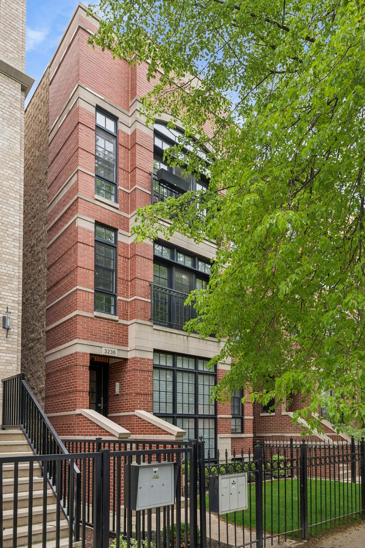 3236 N Kenmore Avenue #1 — Chicago, IL 60657