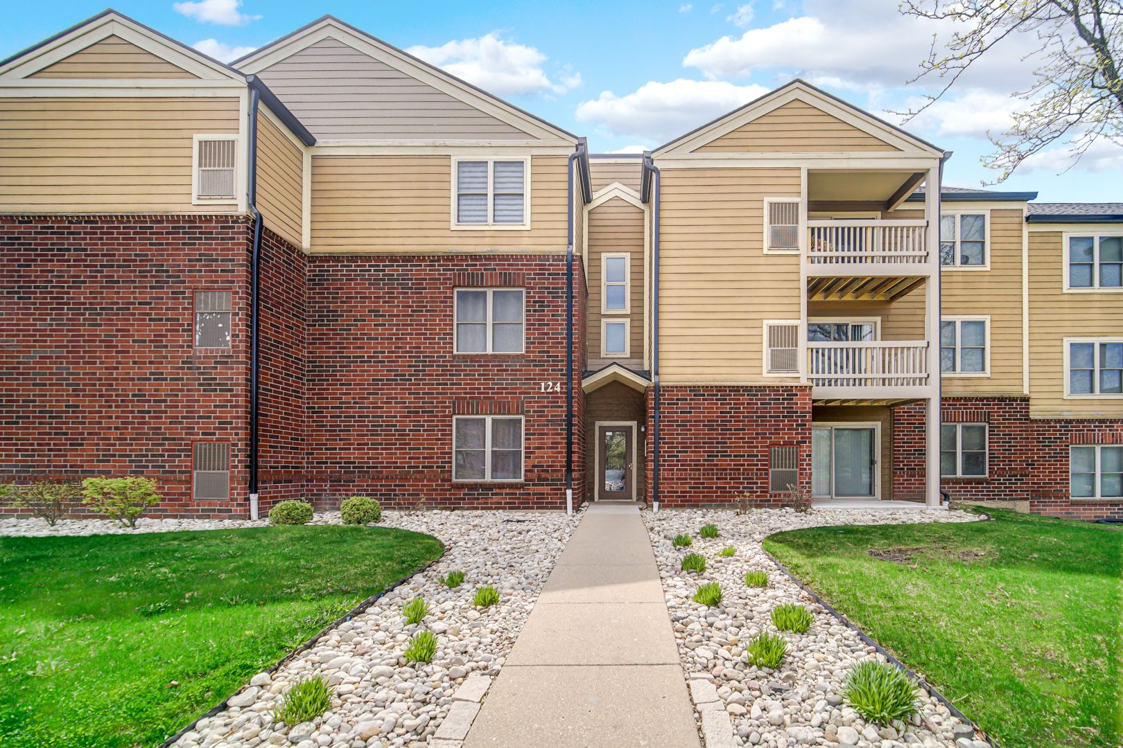 124 Glengarry Drive #302 — Bloomingdale, IL 60108