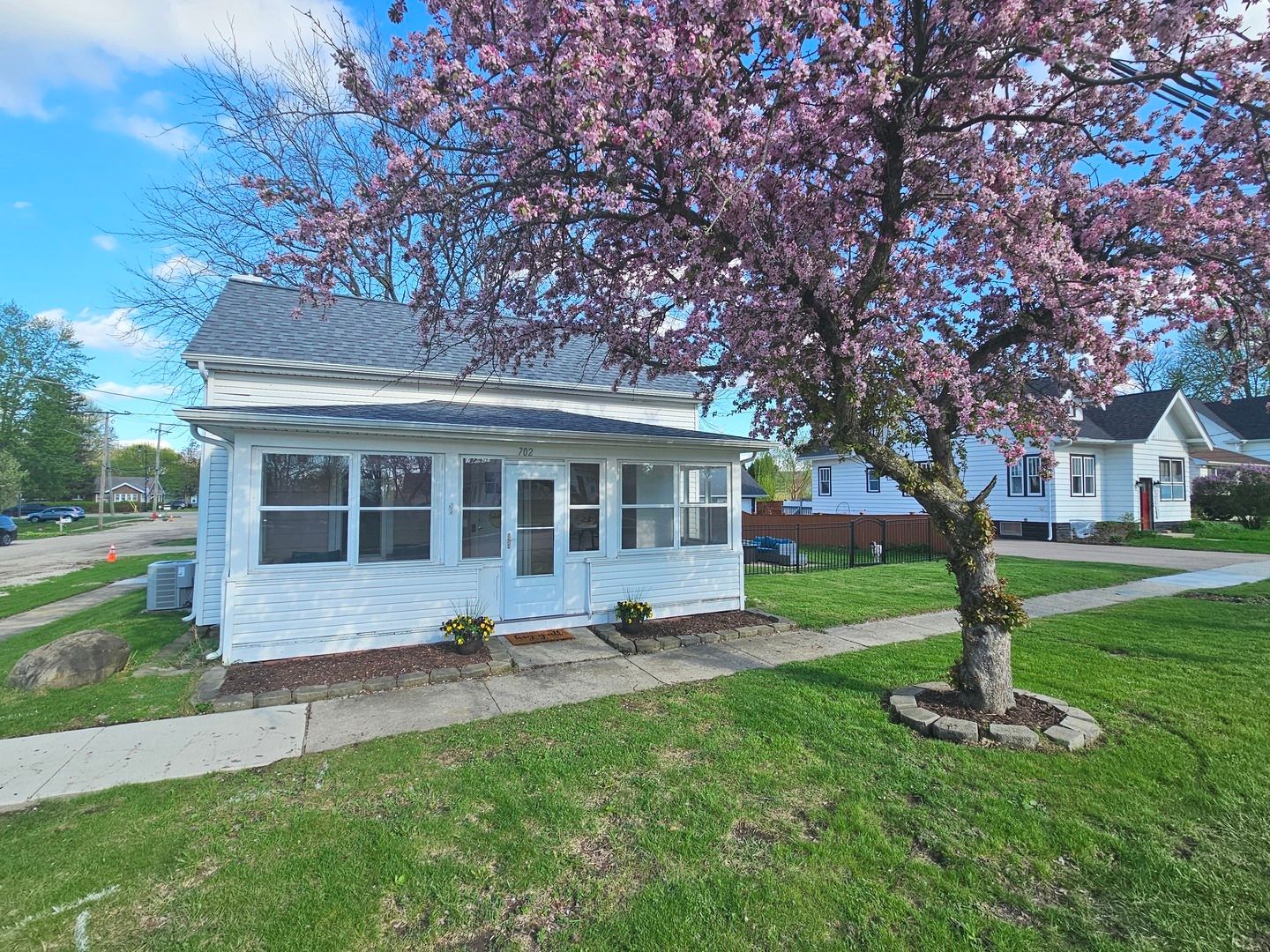 702 S Main Street — Yorkville, IL 60560