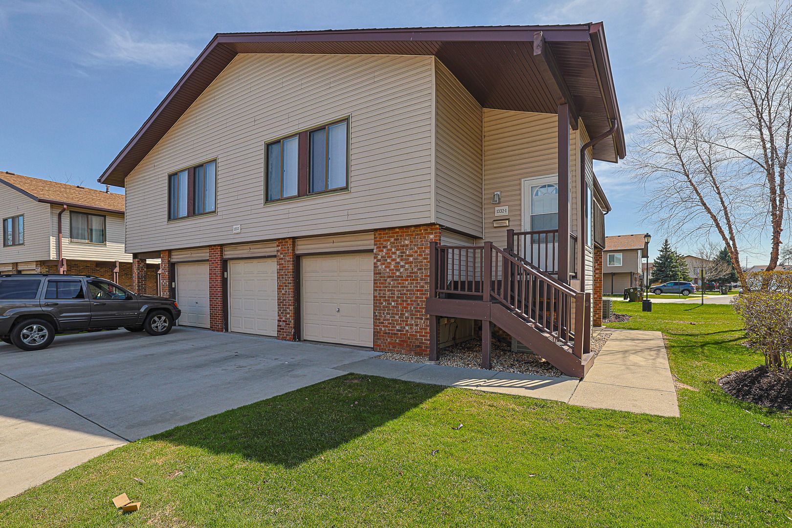1332 Kingsbury Drive #1 — Hanover Park, IL 60133