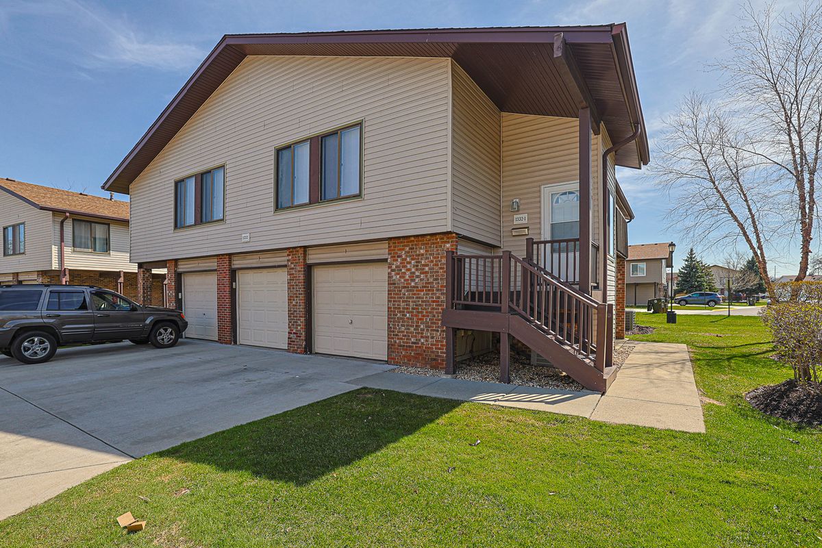 1332 Kingsbury Drive, Hanover Park, IL 60133