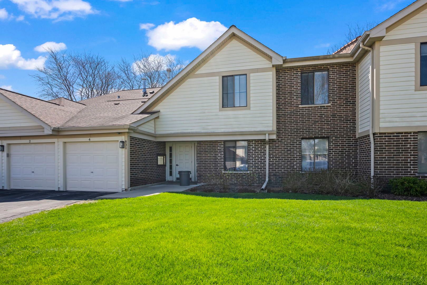 831 E Coach Road #4 — Palatine, IL 60074