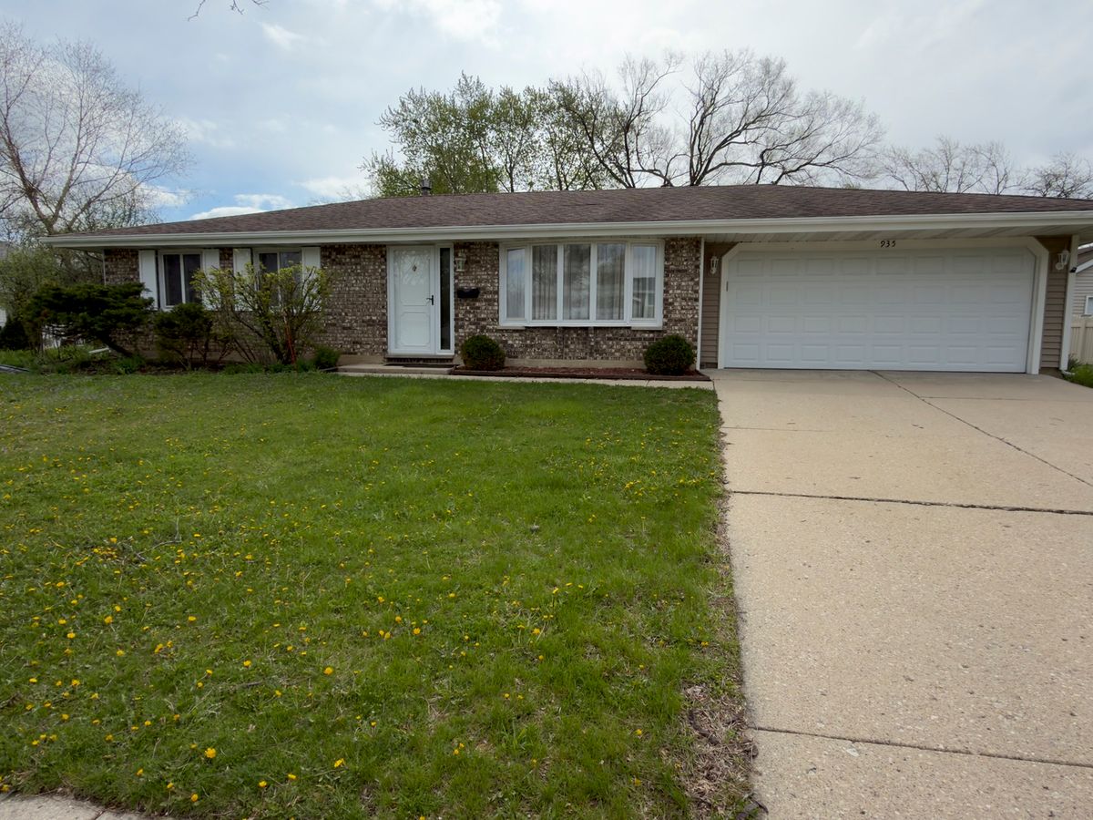 935 CEDARCREST Drive, Schaumburg, IL 60193