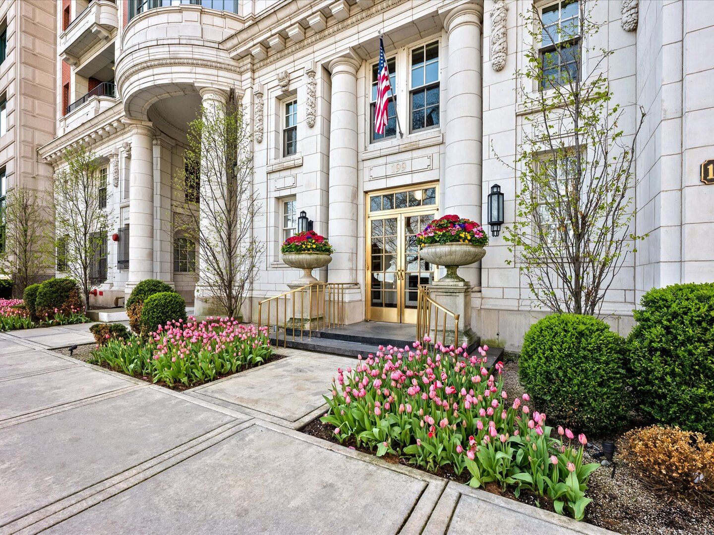 199 E Lake Shore Drive #8W — Chicago, IL 60611