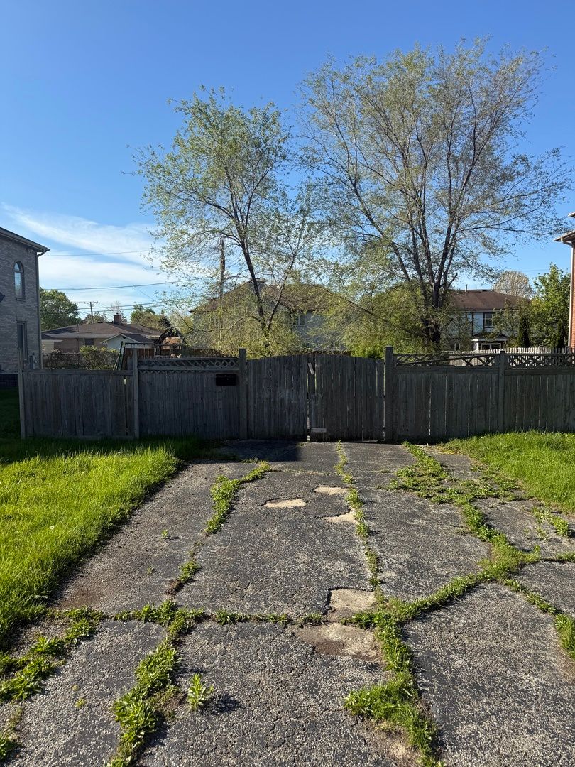 8205 W Ballard Road — Niles, IL 60714