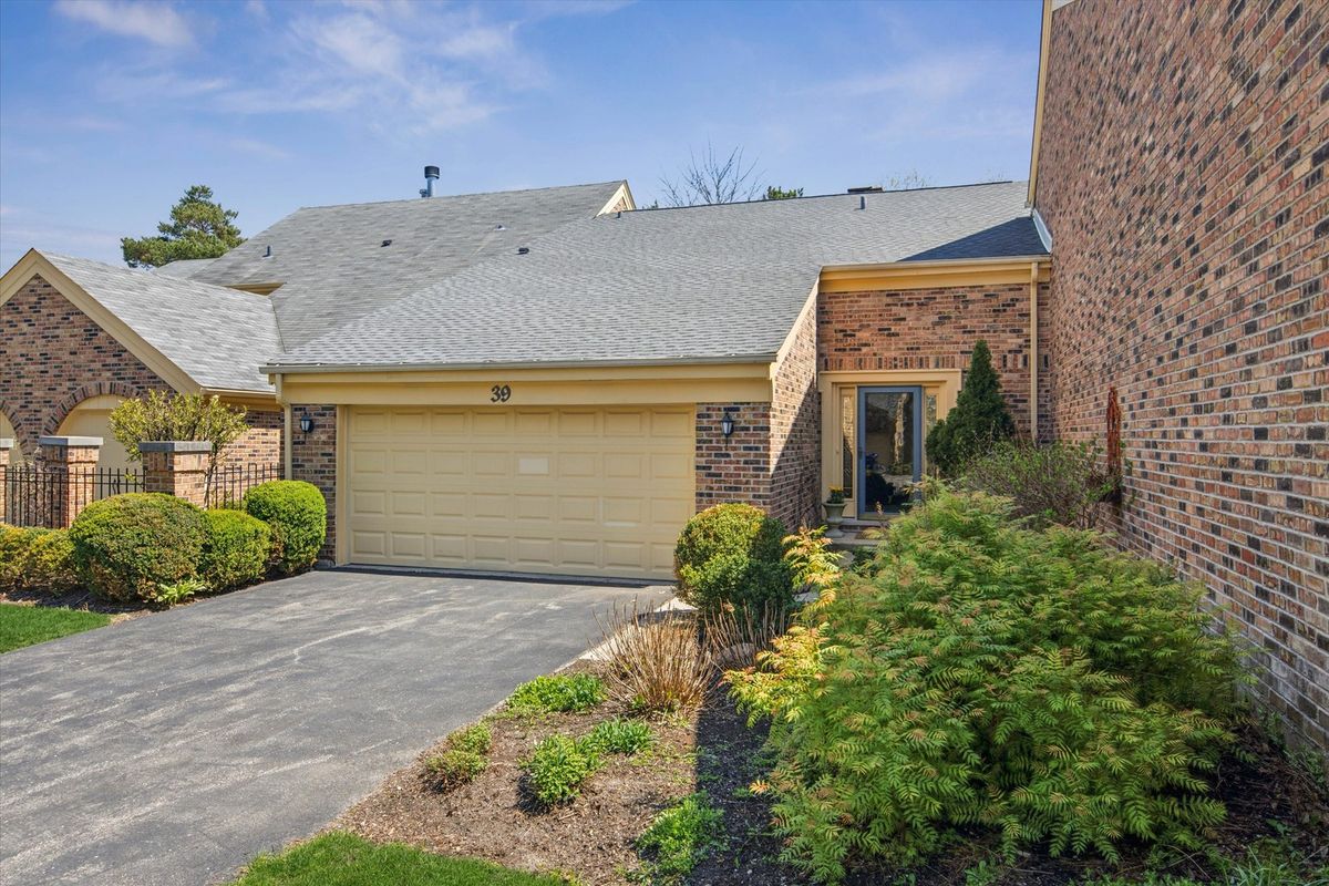 39 The Court of Cobblestone Court, Northbrook, IL 60062