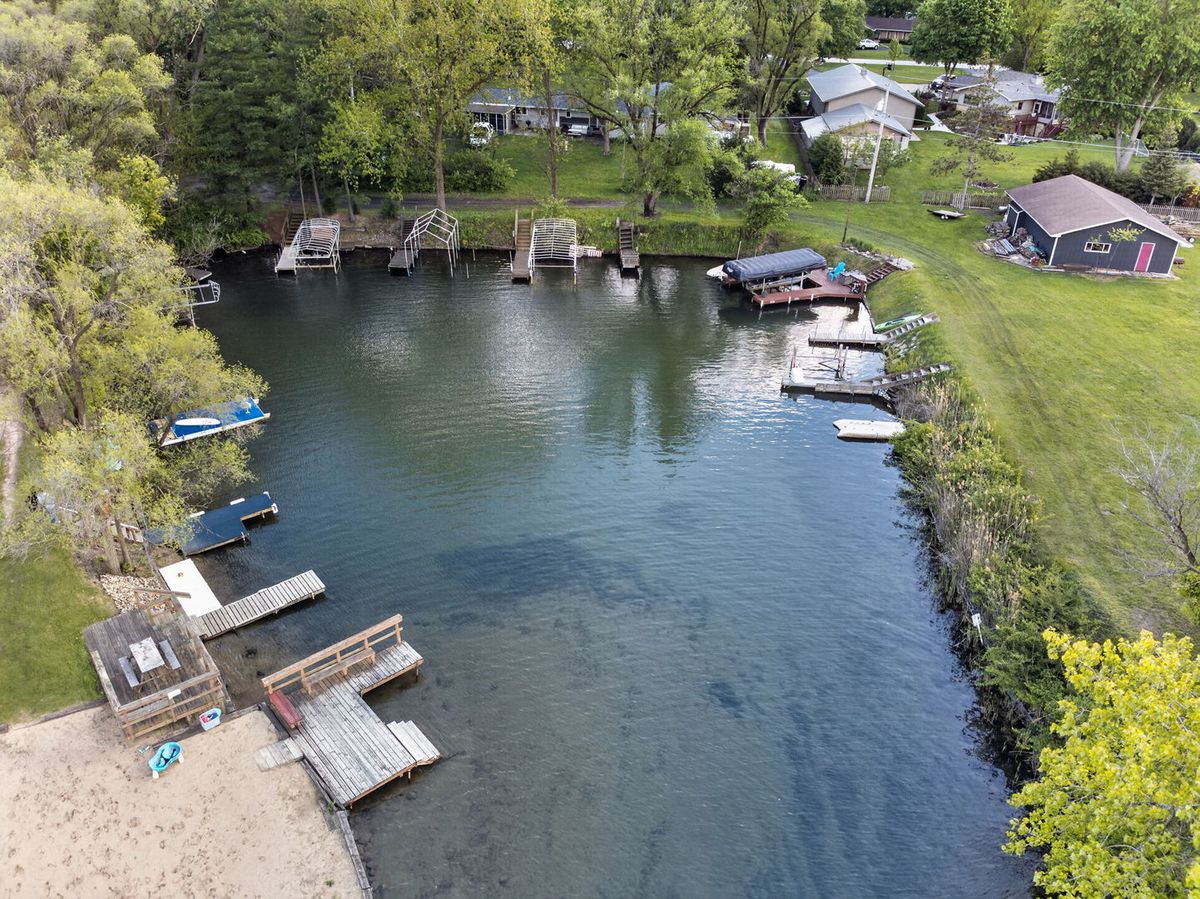 1555 N Rollin Lane, Coal City, IL 60416