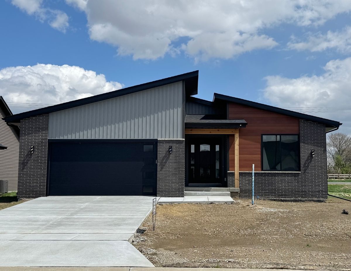 1413 Colonial Court, Eldridge, IA 52748