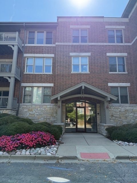 275 E Railroad Avenue #206 — Bartlett, IL 60103